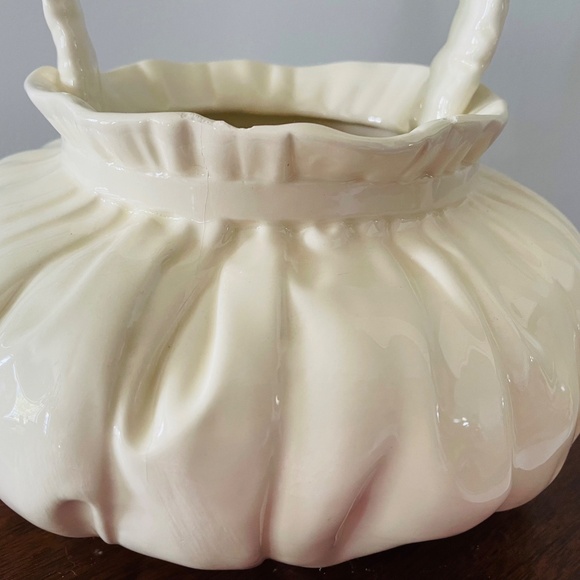Vintage off-white ceramic decorative basket with a ruffled rim and handle - Picture 7 of 7